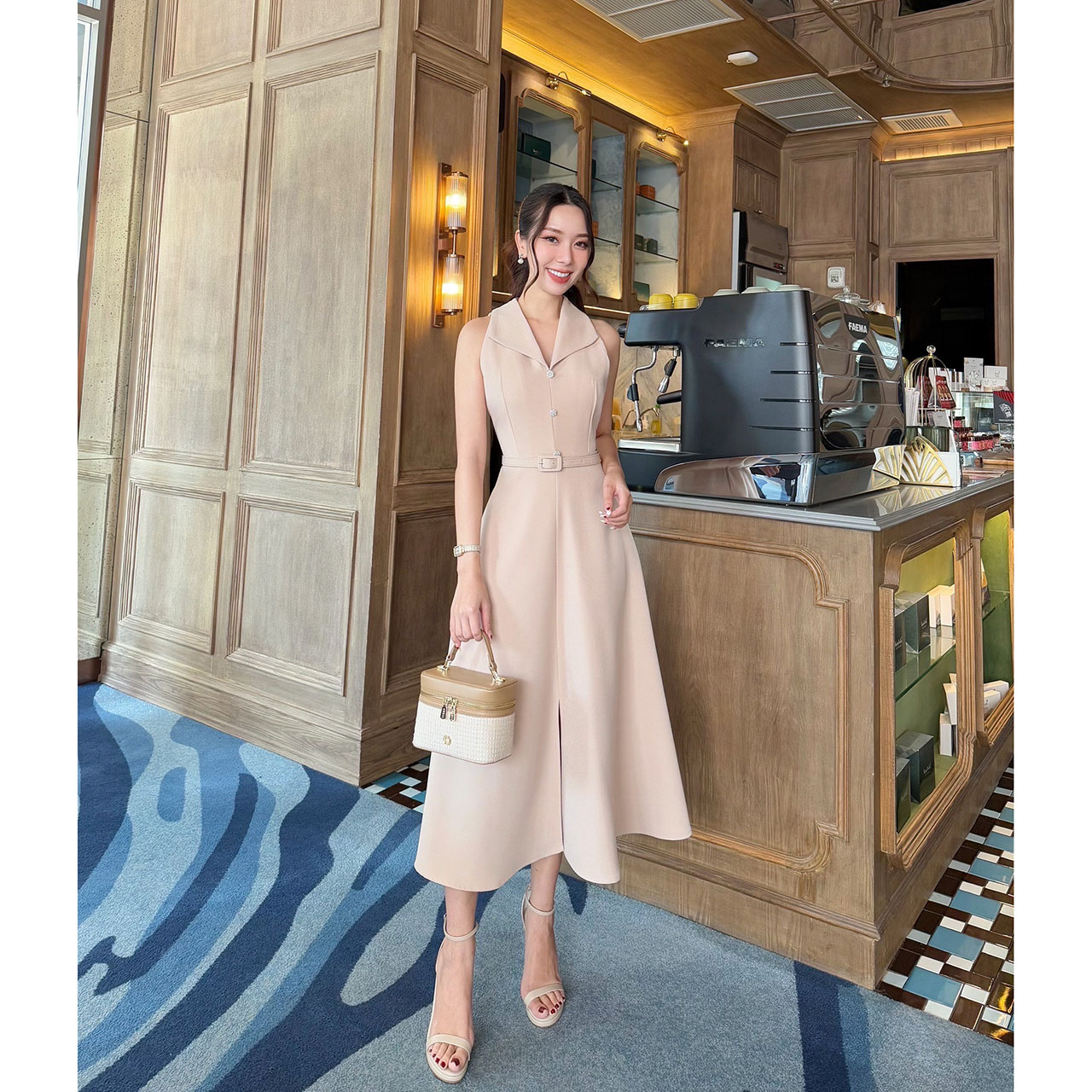 kudapy เดรสแขนกุดแต่งกระดุมดอกไม้มาพร้อมเข็มขัดน่ารัก