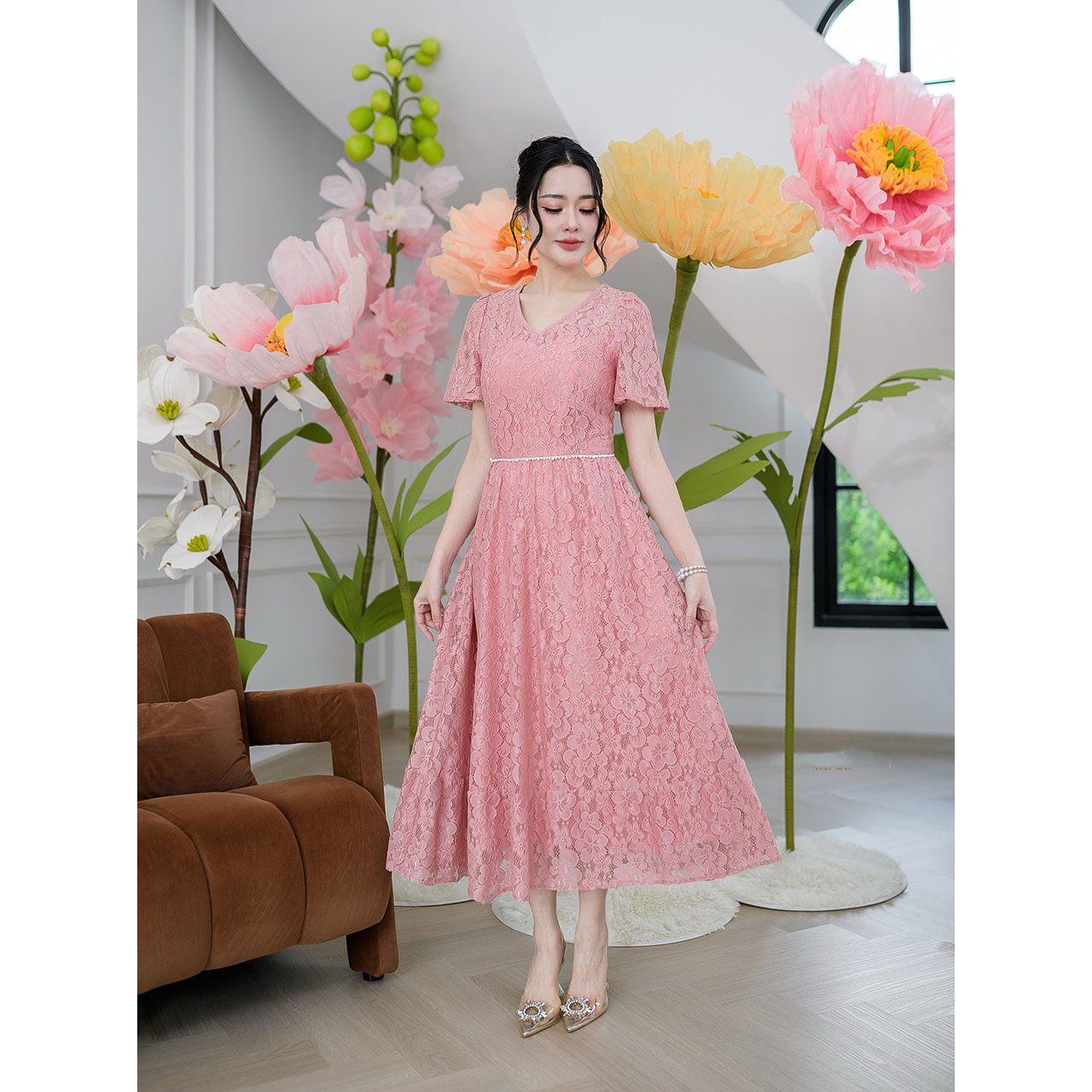 kudapy เดรสยาวผ้าลูกไม้เนื้อนุ่มนิ่ม คอวีแขนสั้นชายกระโปรงแต่งระบาย ช่วงเอวเย็บแต่งประดับมุกรอบเอว เพิ่มความสวยหวาน