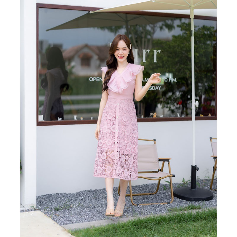 kudapy เดรสยาวสีขาว/สีชมพู/สีฟ้า คอลใหม่คือสวยปังไม่ไหว เป็นทรงกระโปรงพริ้ว แต่งผ้าลายลูกไม้ มีกิมมิคอัดพลีทระบายกลางอก งานซิปซ่อนด้านหลัง