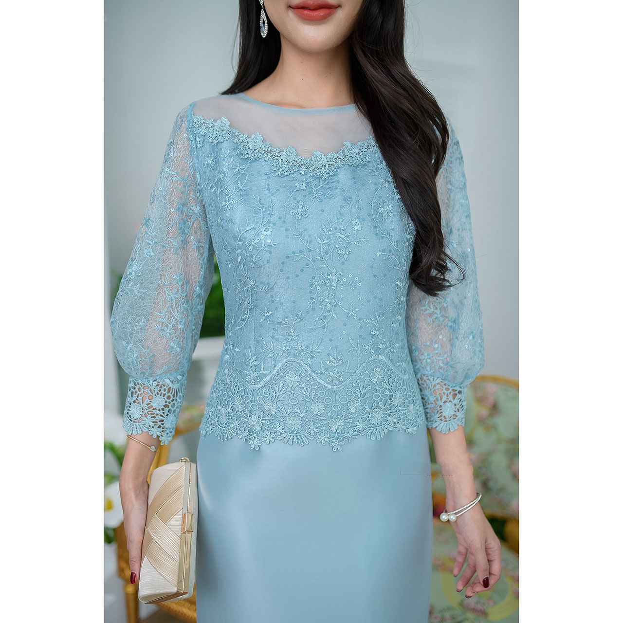 kudapy เดรสสั้นสีชมพู/สีฟ้า ผ้าไหมลูกไม้ทอลาย ช่วงแขนจะยาวเกือบถึงข้อมือ ดีไซน์ช่วงปลายแขนพองสวย และจั้มด้วยลูกไม้เเชิงผ้าแผ่นใหญ่