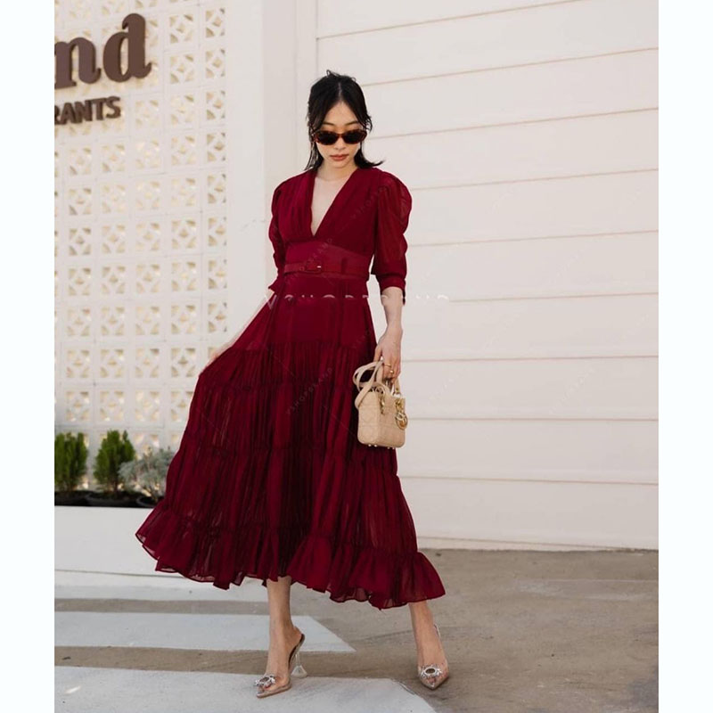 kudapy เดรสยาวคอวีแขนสั้นสีแดง/สีชมพู/สีขาว จับจีบต่อกระโปรงเย็บเป็นชั้นๆๆ แถมเข็มขัด มีซับทั้งชุด