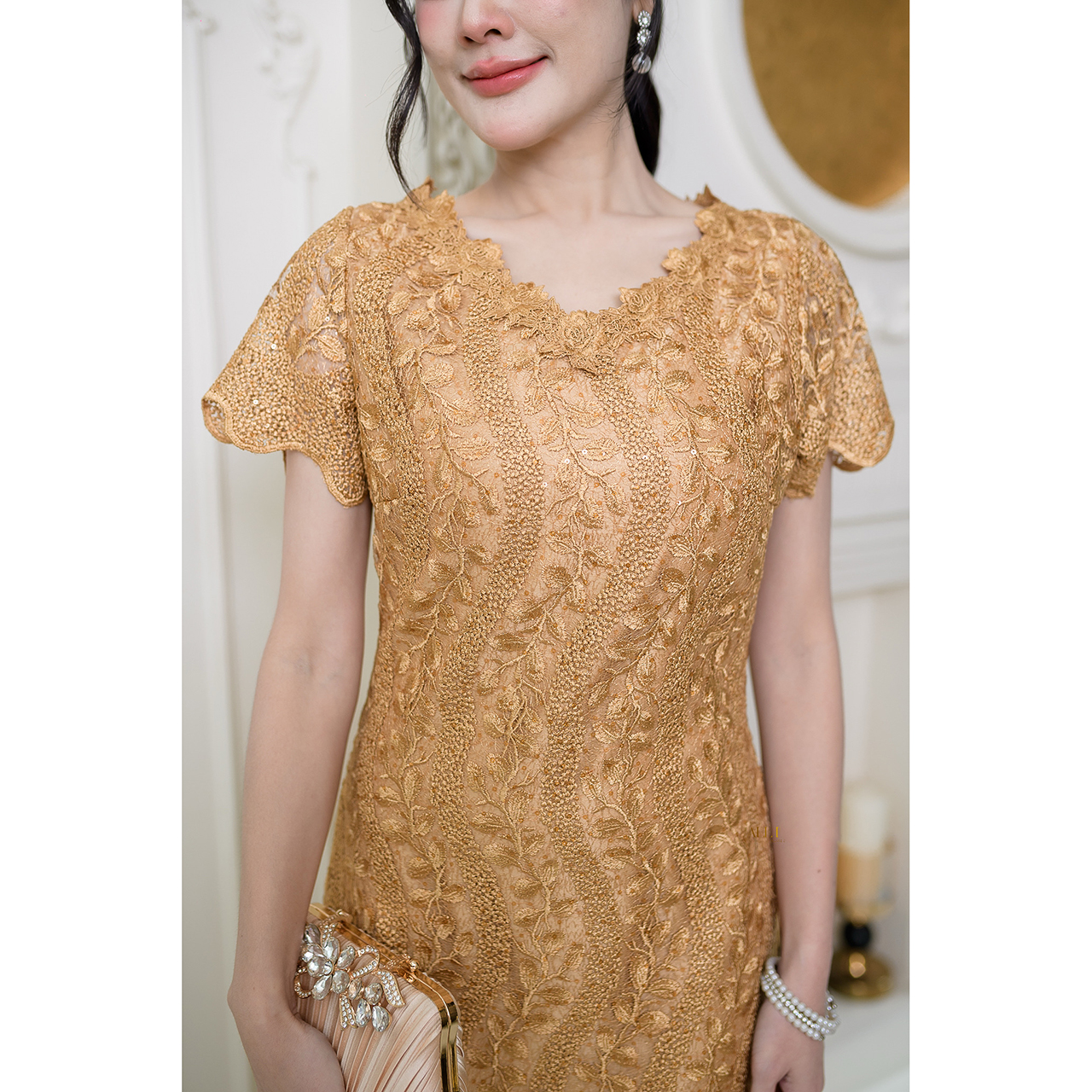 kudapy เดรสลูกไม้คอวีดอกไม้ ผ้าผสมเลื่อมสวยงาม รอบคอเราตกแต่งดอกไม้รอบคอ มีซับในทั้งชุด แต่งซิปหลัง