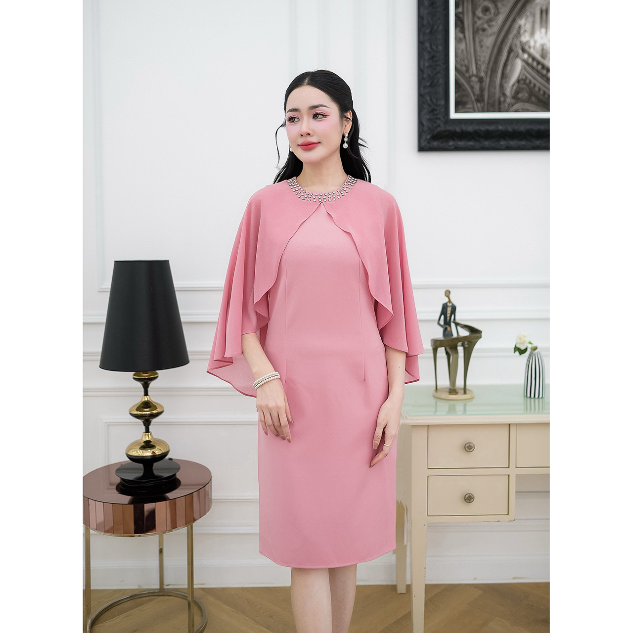 kudapy เดรสสไตล์คลุมไหล่ รอบคอแต่งเพชร ตัวเดรสเป็นงานผ้าทอผสมจะใส่สบายนุ่มผิว