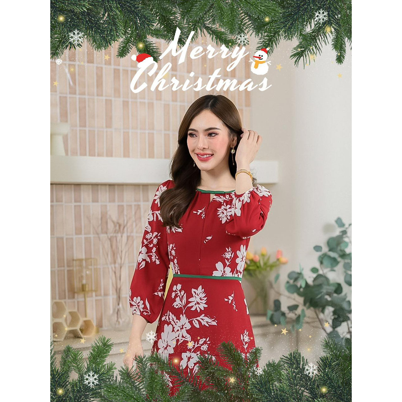 kudapy เดรสสั้นสสีแดง ลายดอกสีขาว ตัดด้วยขอบเอวและขอบคอสีเขียว ระบายหางปลา