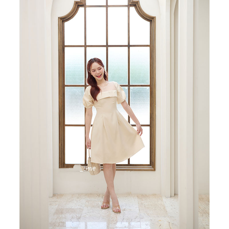 kudapy เดรสสั้นสีชมพู/สีครีม ช่วงเสื้อเป็นคอเหลี่ยมใส่แล้วช่วยให้ดูเพรียว แต่งด้วยผ้าซีทรู ทำให้ดูไม่โป้เกินไป ช่วงอกและเพิ่มดีเทลน่ารักทำคัตติ้งเลเยอร์