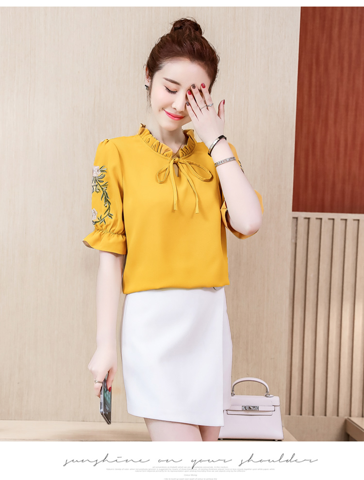 เสื้อสีเหลืองมัสตาร์ด ผ้าคอตตอนทอเนื้อดีมาก แขนเสื้อปักลายดอกกุหลาบ ปลายแขนเสื้่อจั๊ม