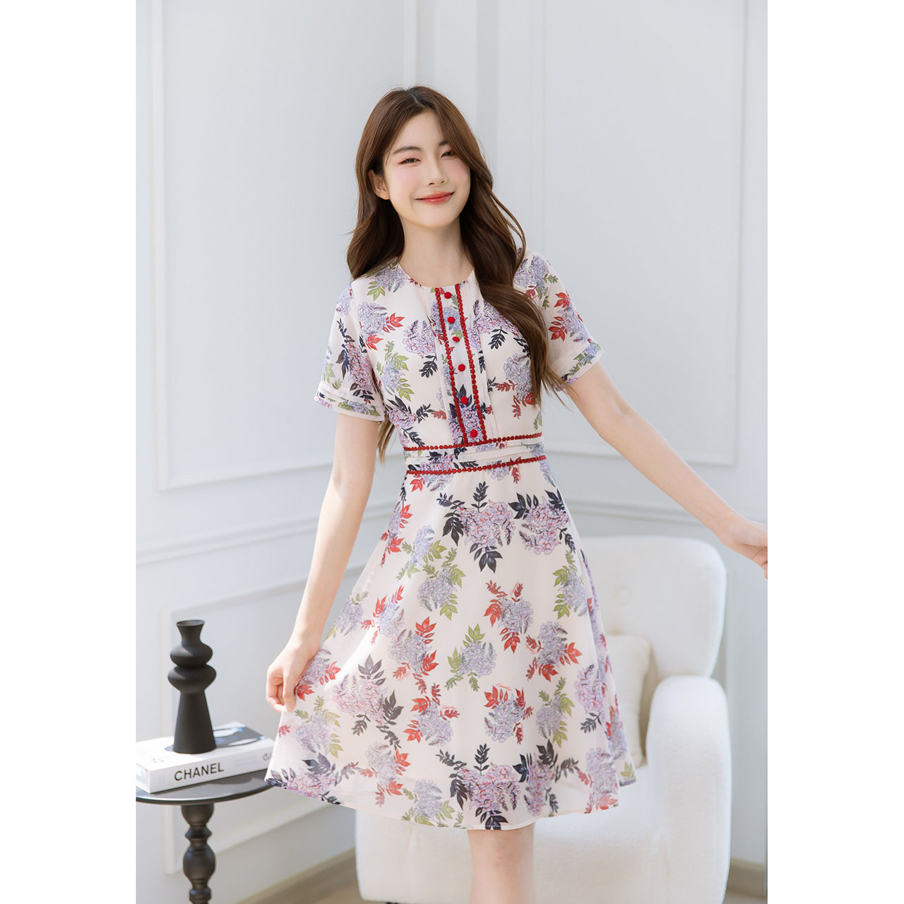 kudapy เดรสชีฟองลายดอก แพทเทิร์นคลาสสิค แต่มีดีเทลสวยละเอียดมาก ดีเทลงานเย็บเป็นเกล็ดขอบแขน ขอบเอว