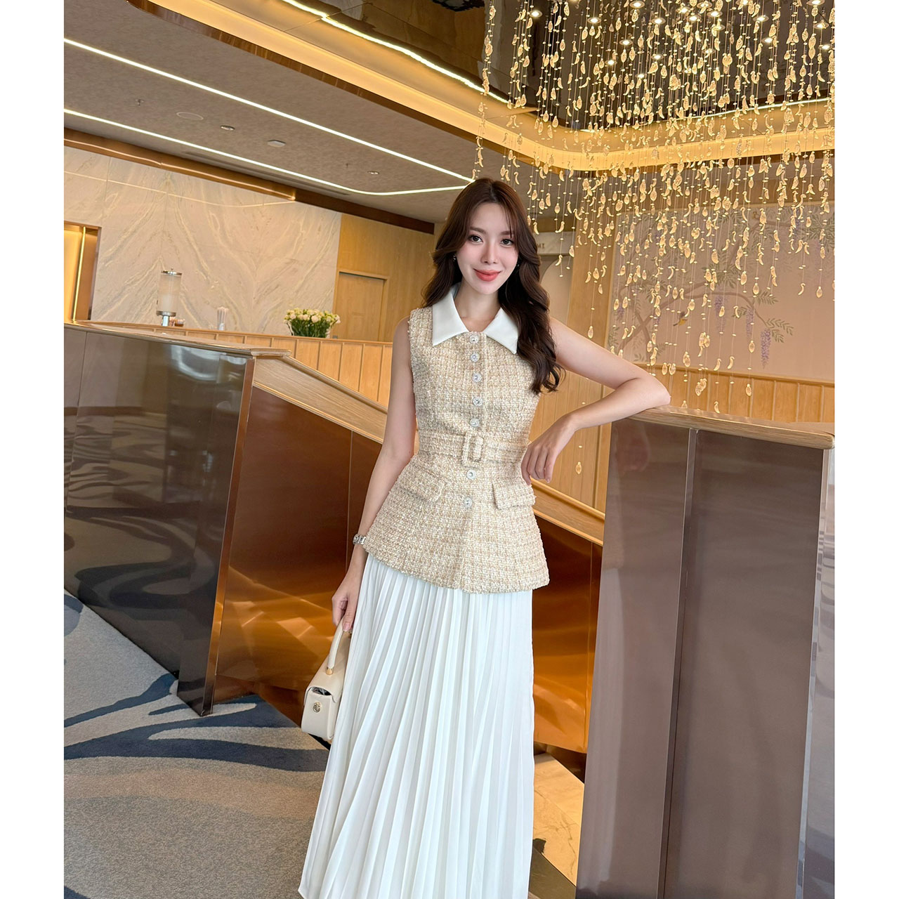 kudapy ชุดเซ็ททวิตปกขาวมาพร้อมกระโปรงยาว แถมฟรีเข็มขัด เสื้อใช้ผ้าทวิตทอพิเศษ มีซับในเป็นผ้าซาติน