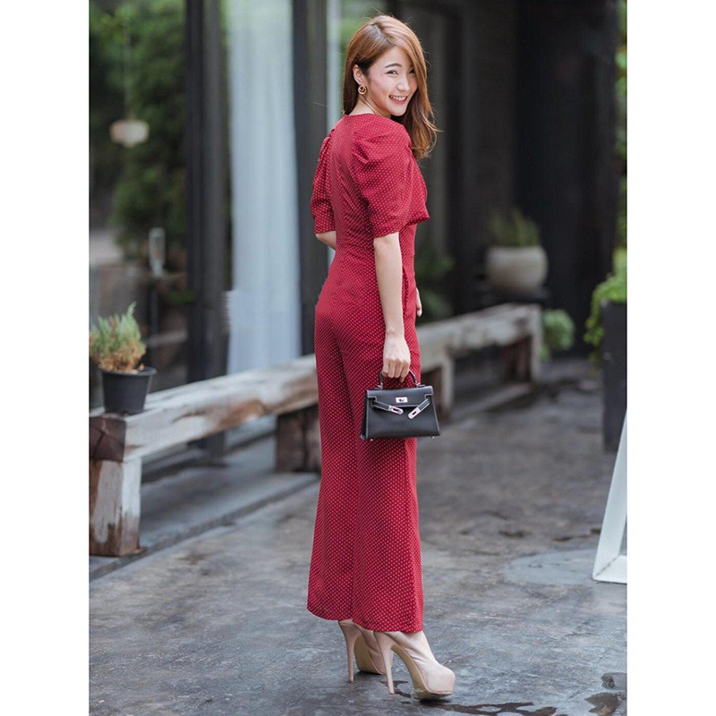 kudapy จั้มสูทขายาวสีแดงลายจุด คอวีจับจีบช่วงไหล่และคอ ซับในแบบสั้น