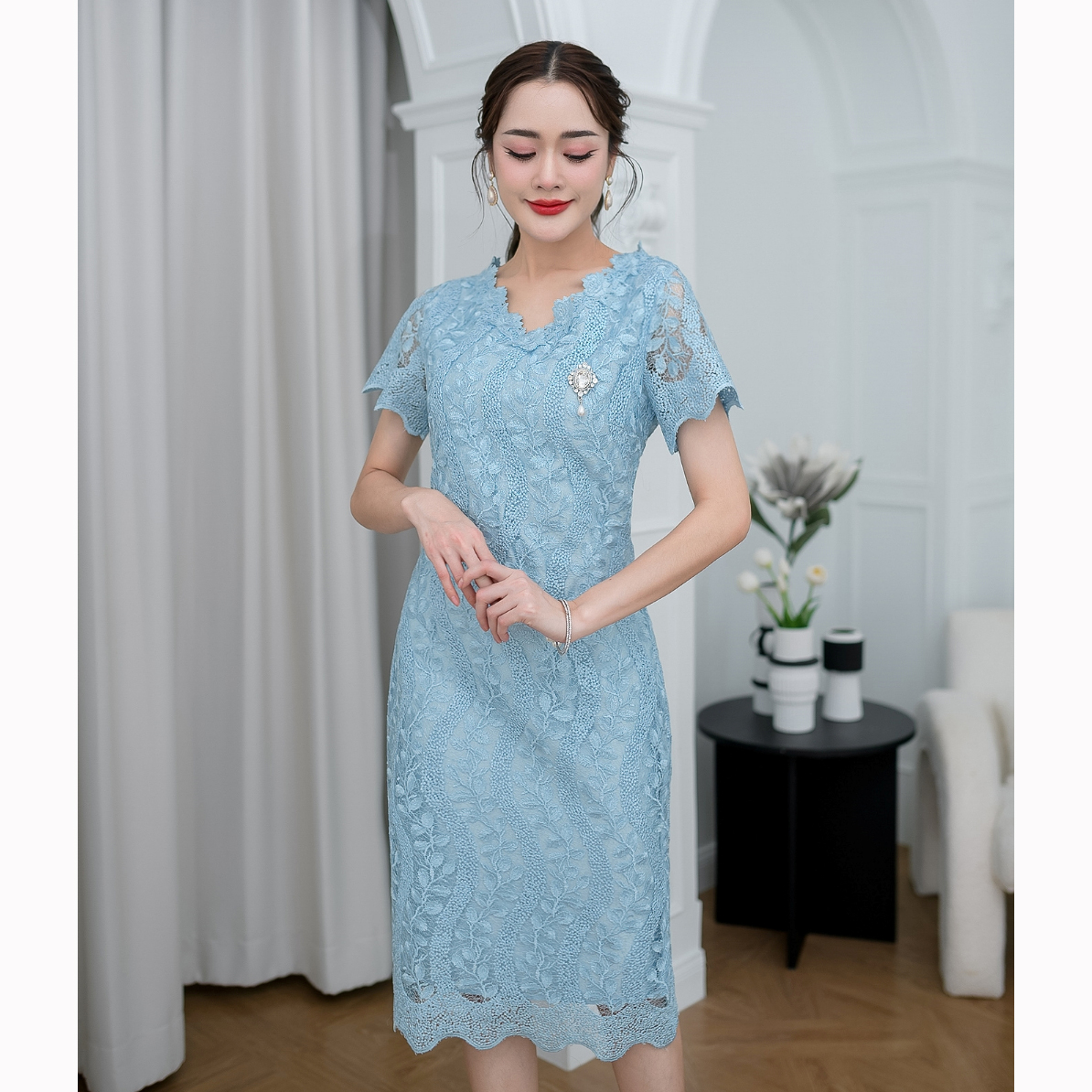 kudapy เดรสสั้นสีฟ้า/สีเทา ผ้าลูกไม้เงาทอลายผ้าผสมเลื่อมสวยงาม รอบคอตกแต่งดอกไม้รอบคอสวยหวาน สำเนา