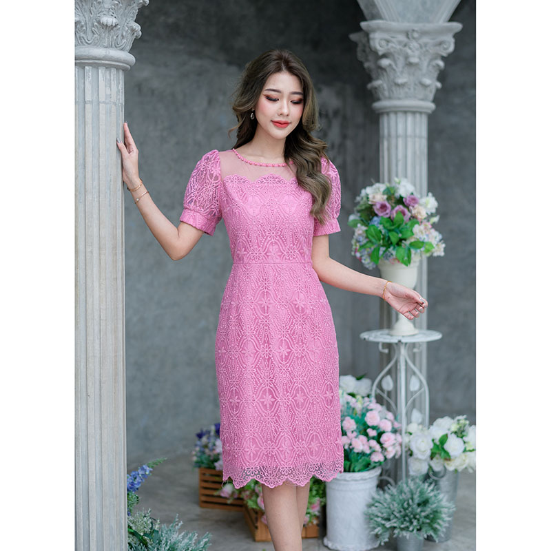 kudapy เดรสสั้นสีชมพู/สีน้ำตาล ลายลูกไม้ เล่นเชิงผ้าช่วงอกเป็นเคิฟ+ผ้าโปร่งซีทรู งานสวยดีเทลน่ารัก มีตกแต่งมุกรอบคอเพิ่มความหวานไปอีก แขนทรงตุ๊กตาน่ารักมาก