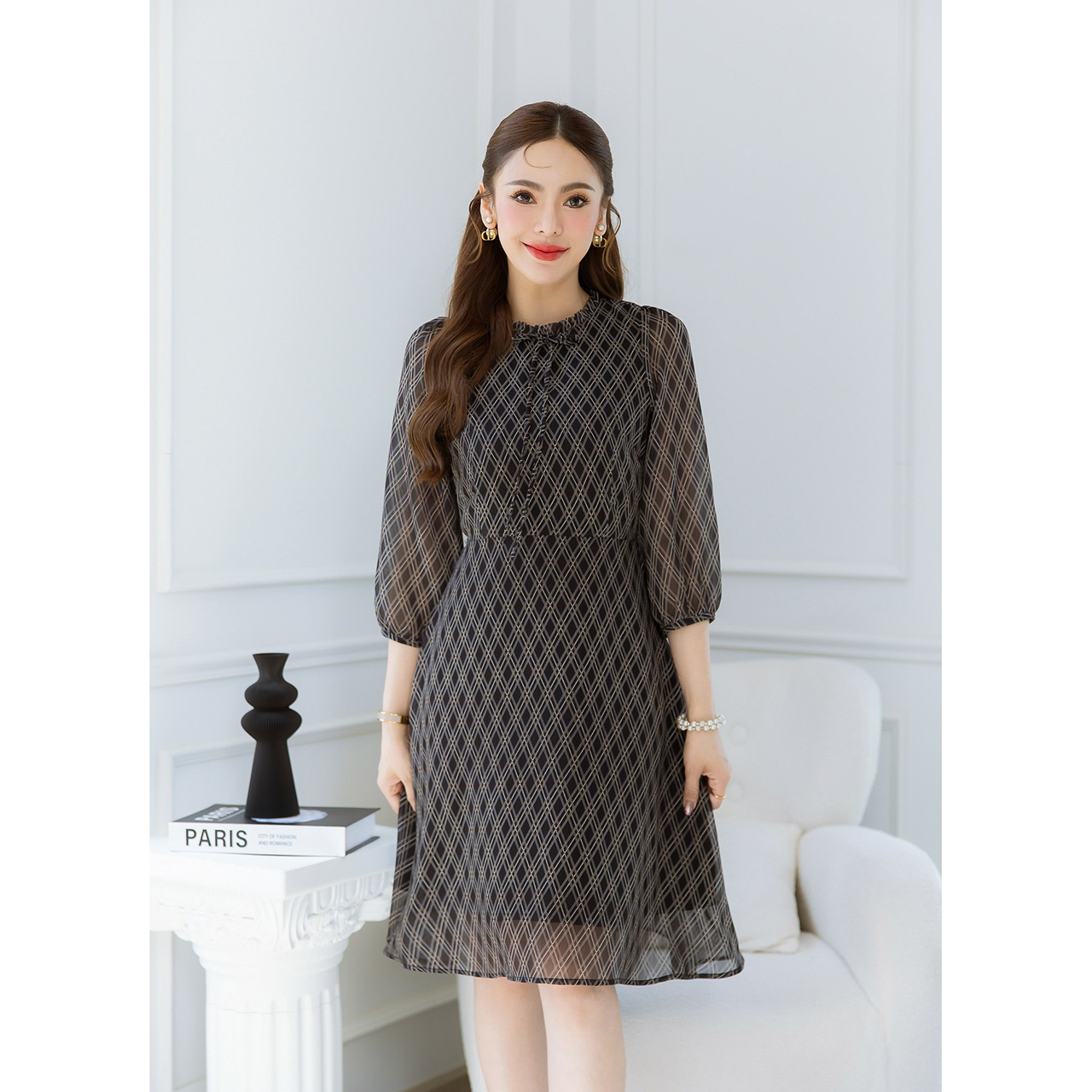 kudapy เดรสผ้าชีฟอง สวยเรียบหรู ใส่สบาย โทนสีดูหรู สีเข้มช่วยพรางหุ่น ลายตารางข้าวหลามตัด ดีเทลคอจีบเล็กผูกโบว์ เป็นแขนสีส่วน