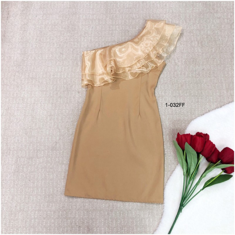 kudapy เดรสสั้นไหล่เฉียง แต่งระบายผ้าแก้ว ตัวเดรสงานผ้าซาร่า มีซิปข้าง ตีเกล็ดหน้า-หลัง เอวไม่สม็อค