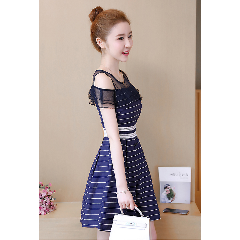 kudapy เดรสสั้นสีน้ำเงินเข้ม ผ้าโพลีเอสเตอร์ผสมผ้าฝ้าย ลายขวางสีขาว โชว์ไหล่สวยเก๋