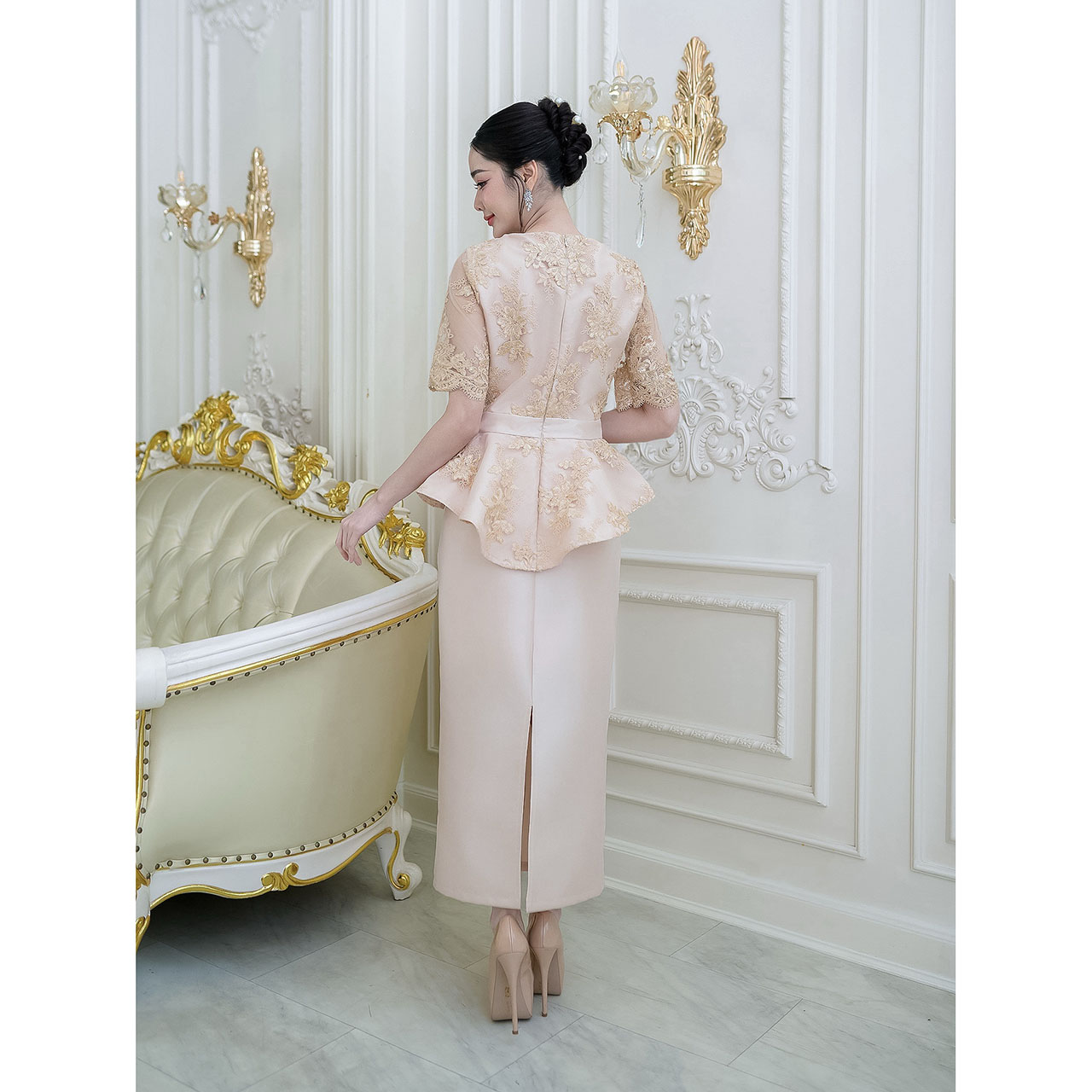 kudapy เดรสยาว ผ้าไหมทั้งชุด ด้านบนเป็นงานแต่งด้วยลูกไม้คอร์ด เดรสทรงสวยเป็นงานเอวระบายรอบตัวหน้าสั้นหลังยาว