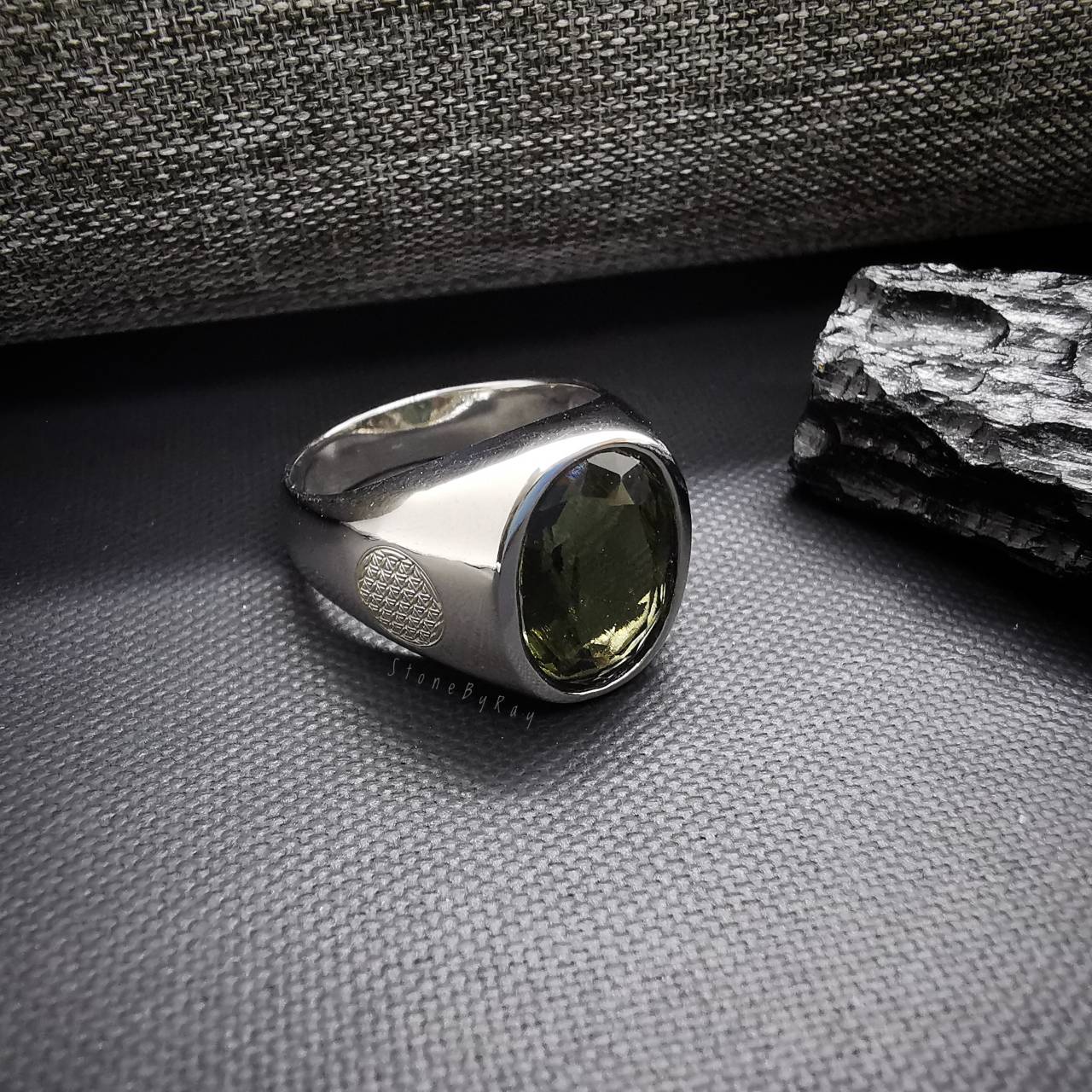 แหวนเงินสะเก็ดดาวโมดาไวท์(Moldavite)