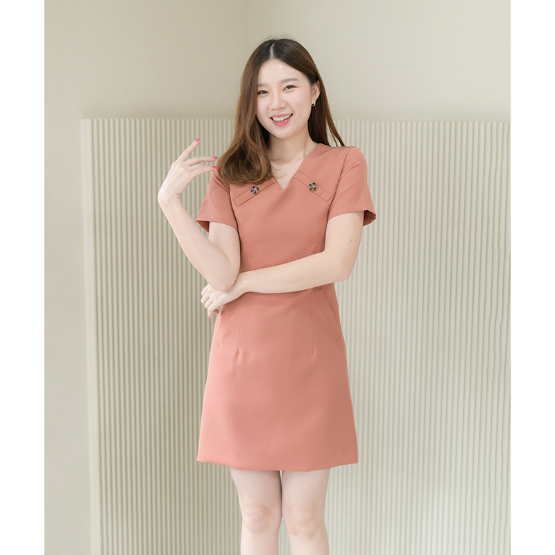 kudapy เดรสสั้นสีมัทฉะ/สีส้มอิฐ/สีน้ำตาลอมชมพู คอวีทรงตรง ดีเทลแต่งกระดุมช่วงคอเก๋ๆ กระเป๋าเจาะสองข้างใส่ของได้จริง