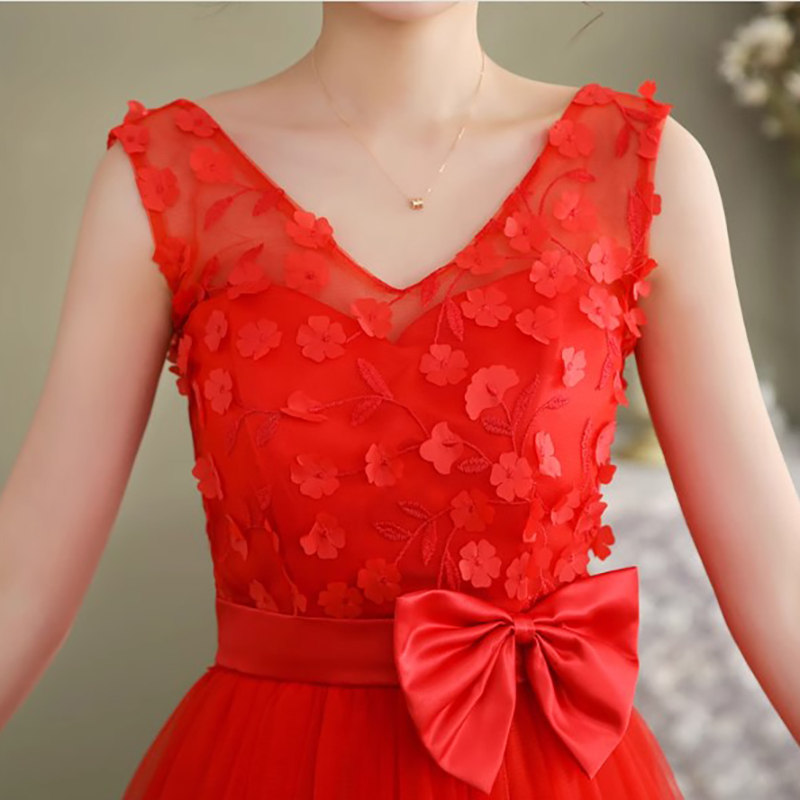 kudapy ชุดราตรีออกงานสีแดง คอวีแต่งด้วยผ้าดอกไม้ ช่วงเอวประดับโบว์ สม๊อคหลัง มีฟองน้ำซับในบางๆช่วงหน้าอกให้ชุดดูเป็นทรง