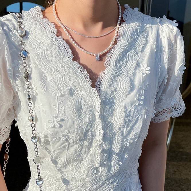 kudapy เดรสลูกไม้ยาวสีขาวคอวีแขนยาวทรงแขนตุ๊กตา ใช้ผ้าลูกไม้เนื้อดีถักทอลายดอกไม้นูน 3D ด้านหน้าแต่งกระดุม