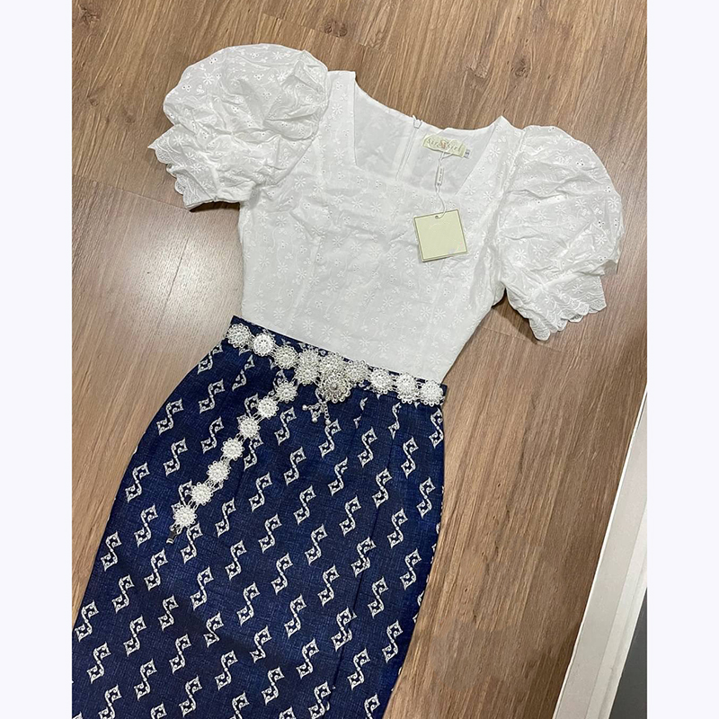kudapy ชุดเซทสีขาว เสื้อคอตตอนปักฉลุ คอทรงเหลี่ยม แขนเจ้าหญิง จั้มปลายแขน เนื้อผ้านิ่ม ใส่สบาย มีซับใน มีซิปซ่อนหลัง ผ้าถุงสำเร็จรูปลายขอเจ้าฟ้า เ