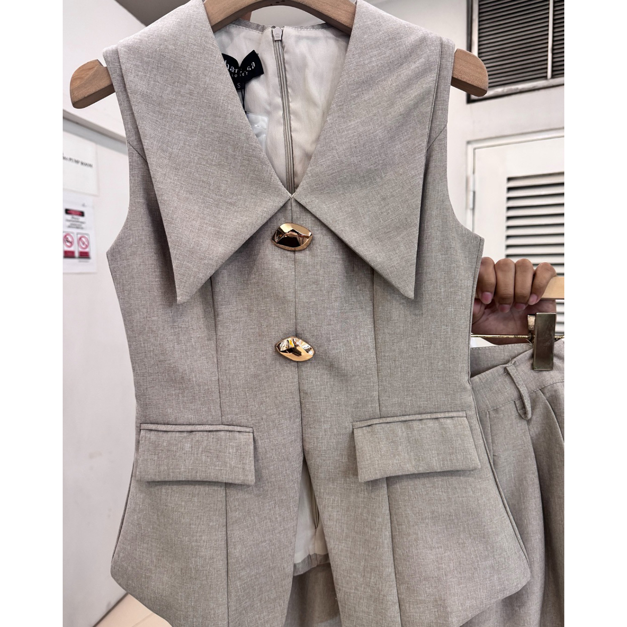 kudapy เซ็ตสุดหรูดูแพง ดีไซน์เรียบแต่แฝงความสง่างาม เหมาะสำหรับใส่ทำงาน ไดีไซน์เสื้อ ทรงเบลเซอร์แขนกุด ปกคอขนาดใหญ่เพิ่มมิต