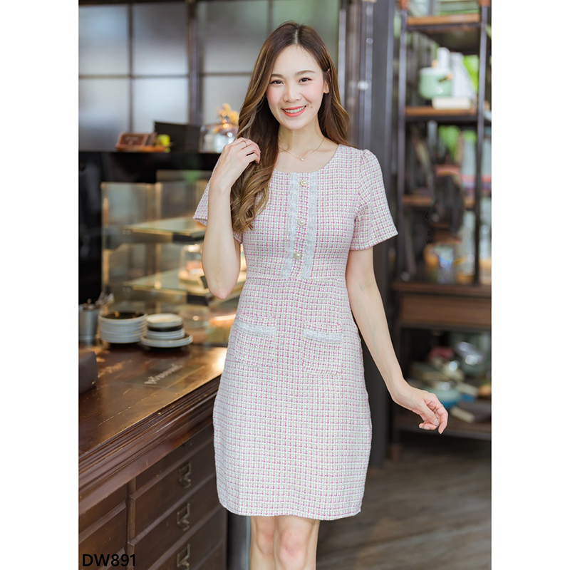 kudapy เดรสสั้นสีชมพู/สีเขียว/สีฟ้า ผ้าทอแต่งกระดุมมุก