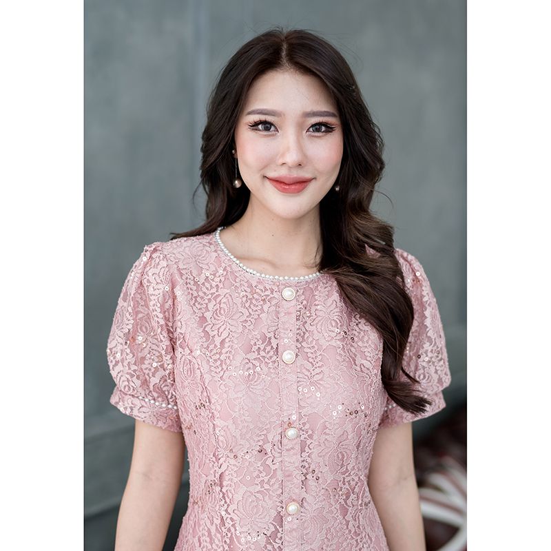 kudapy เดรสสั้นสีชมพู/สีดำ ลูกไม้ แขนสั้นตุ๊กตาค่ะ รอบคอและรอบแขนตกแต่งด้วยมุกหวานมาก ด้านหน้าตัวเดรสแต่งกระดุมมุกเพื่อความสวยงาม