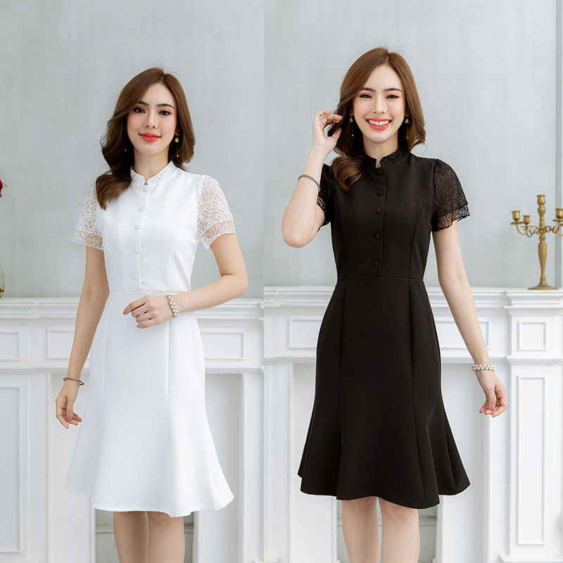 kudapy เดรสสั้นคอจีน สีขาว/สีดำ ผ้าพื้นแขนลูกไม้พรีเมียม ช่วงแขนเป็นลูกไม้ปักสองชั้น มีดีเทลกระดุมหน้าถอดได้จริง ช่วงกระโปรงเป็นระบายชายสวยกำลังดี
