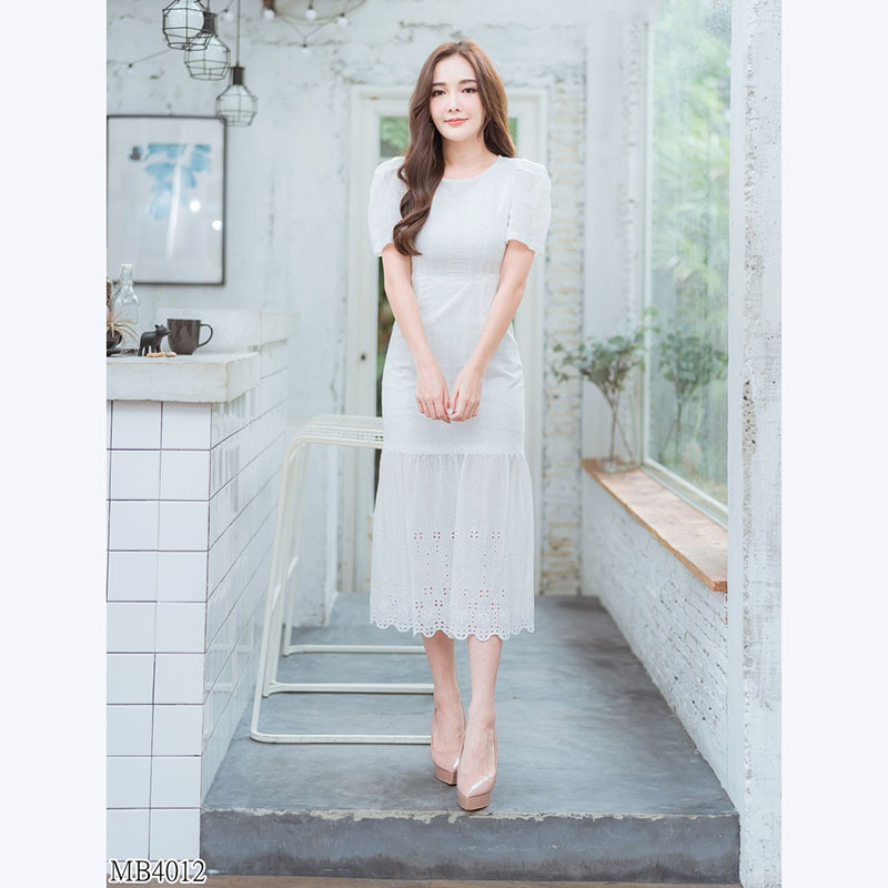 kudapy เดรสยาวคอกว้างสีชมพู แขนพองจั้มจับจีบ ผ้าฉลุเกาหลีสวยน่ารักดูดีมากๆ