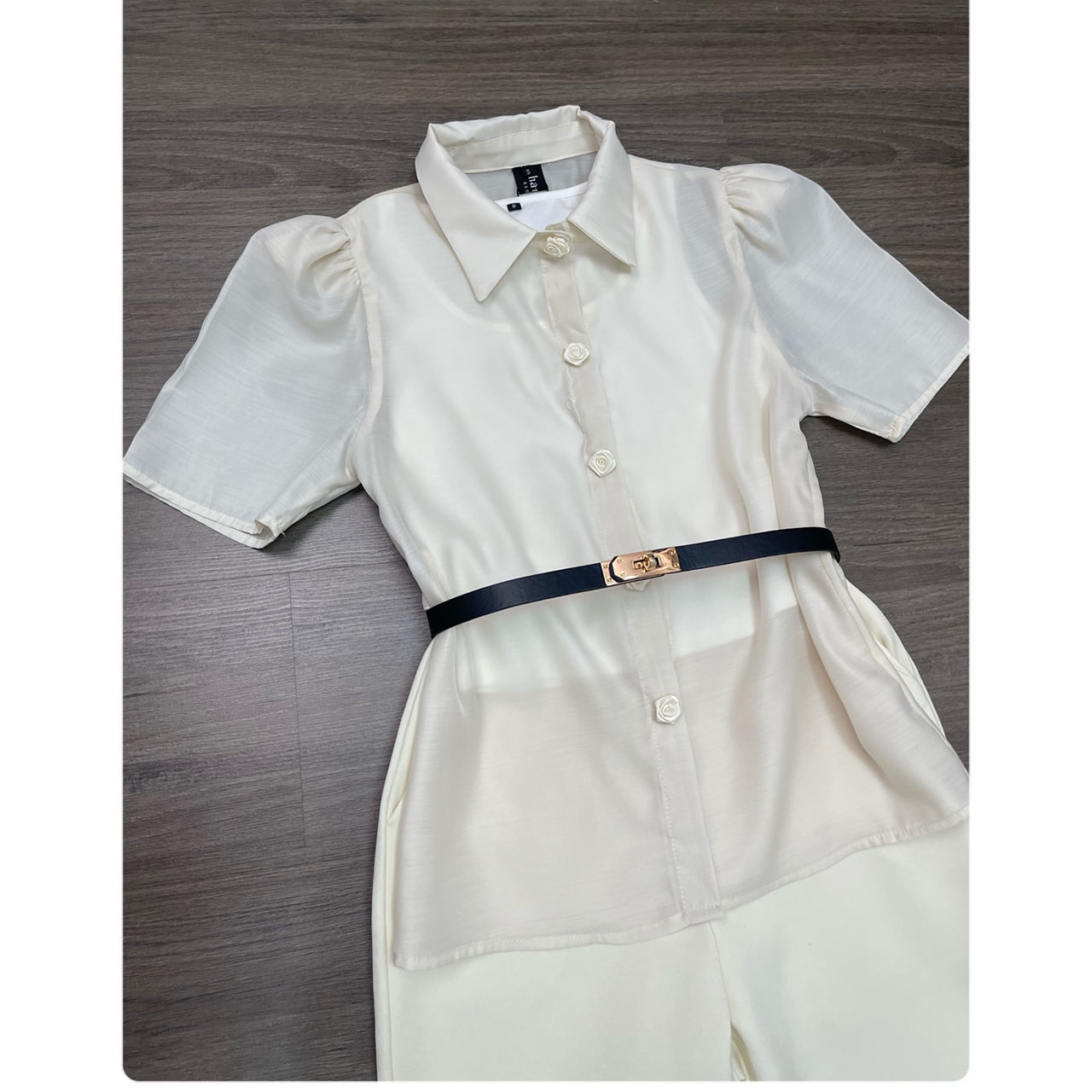 kudapy ชุดเซ็ทสีครีมาบางใส่สบาย ตัวเสื้อใช้ผ้าแก้วชนิดพิเศษมีความนุ่มใส่สบาย แต่งกระดุมดอกไม้ แถมฟรีเสื้อกล้ามใส่ด้านใน และเข็มขัด