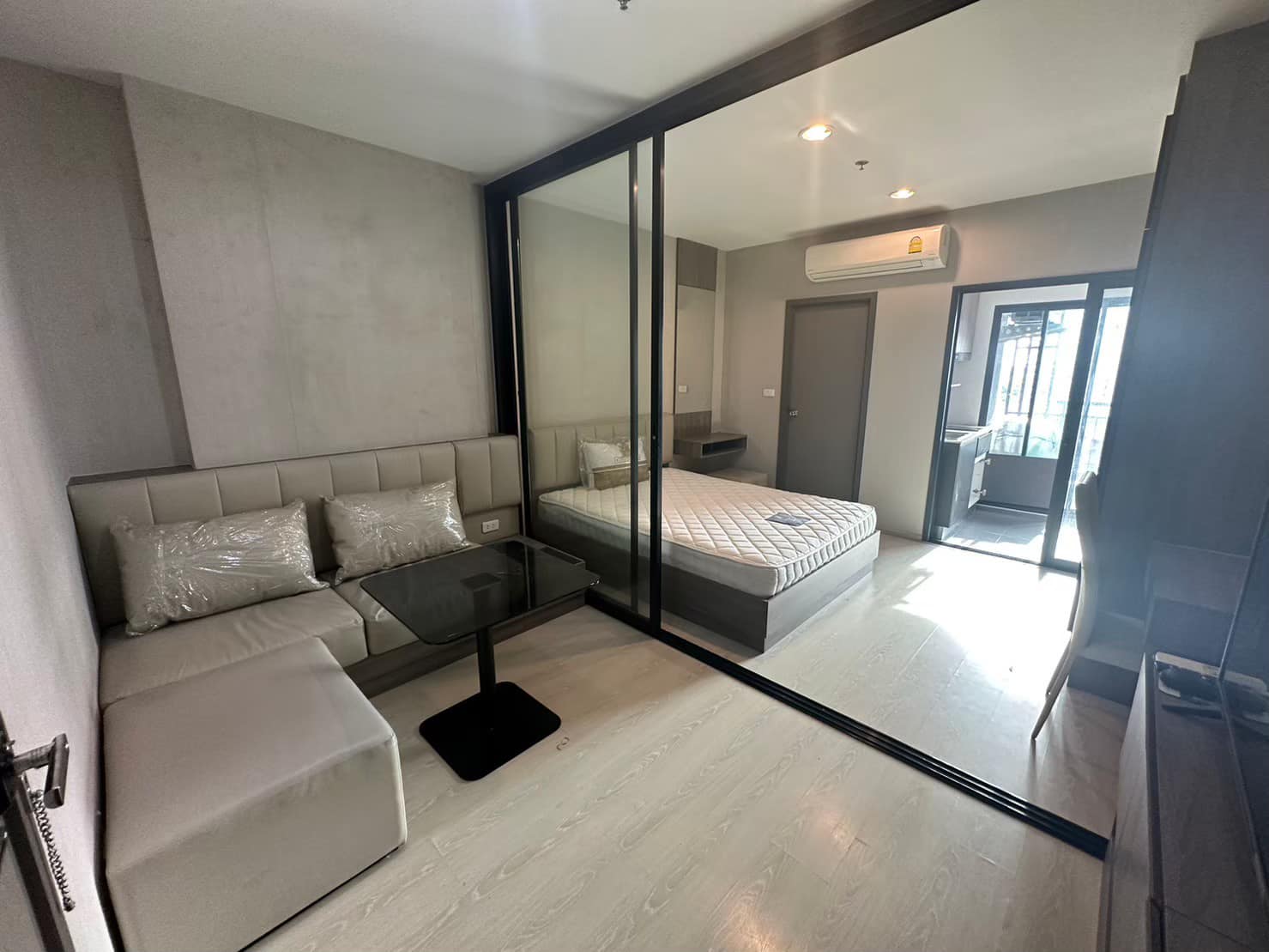 สนใจชมห้องติดต่อได้เลย Line ID: Smile-easy ปล่อยเช่าคอนโด ไอดีโอ ท่าพระ อินเตอร์เชนจ์ (Ideo Thaphra Interchange) - 1ห้องนอน 1ห้องน้ำ 1ห้องครัว - ใกล้ MRT ท่าพระ - ขนาดห้อง 28 ตรม. ชั้น 11