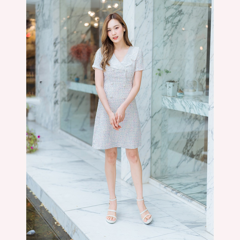 kudapy เดรสสั้นสีขาว/สีชมพู/สีฟ้า ผ้าชาแนลปกลูกไม้ สวยน่ารักใส่สบายตัว