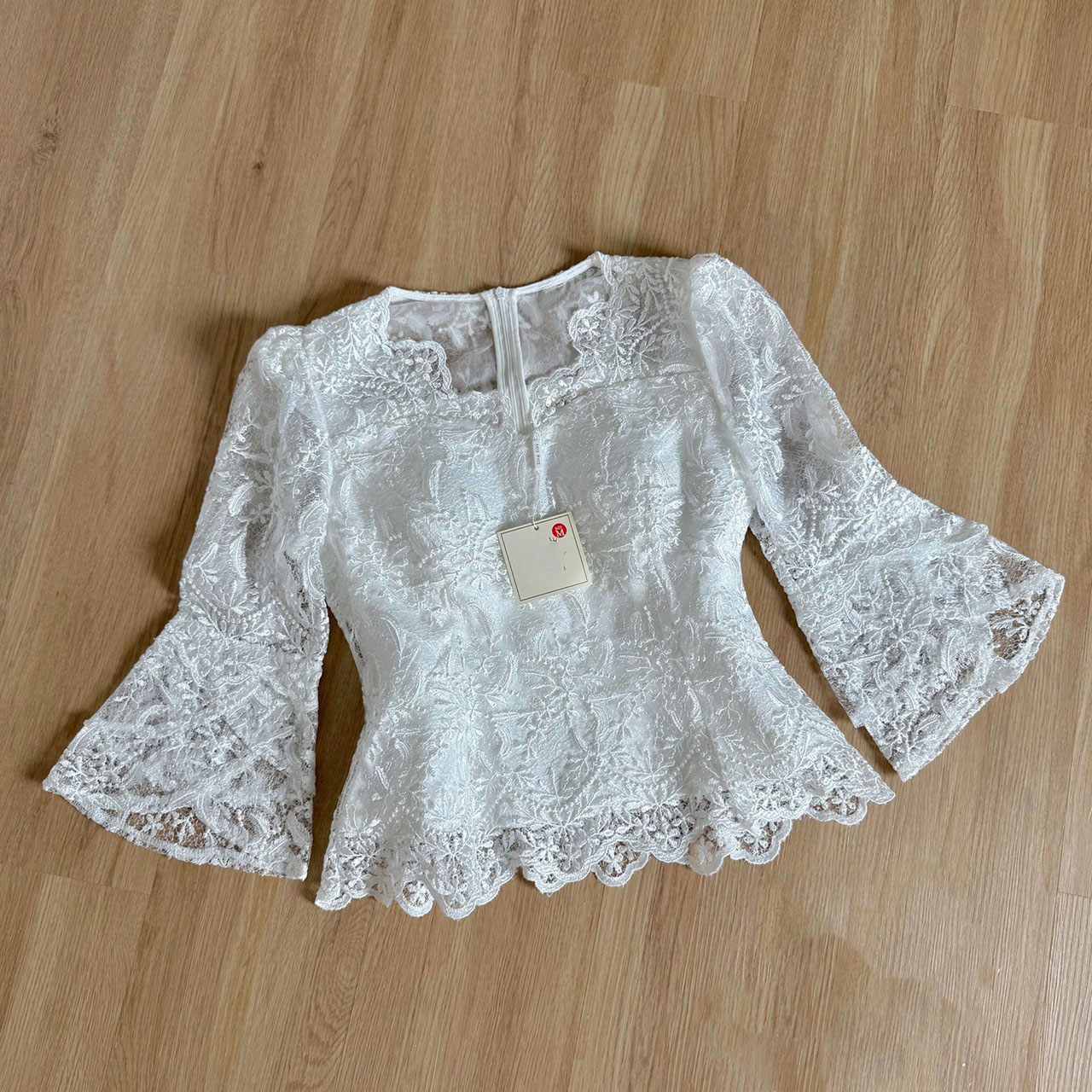 kudapy ชุดเซ็ทลูกไม้ใยบวบพรีเมี่ยม คอวี แขนกระดิ่ง มีซับในสองชั้นเย็บกุ่นขอบซ่อนตะเข็บ ผ้าถุงสำเร็จรูป ผ้าไหมทอลาย