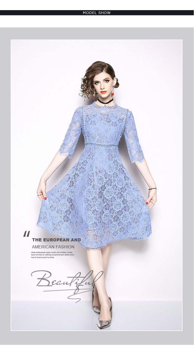 เดรสผ้าลูกไม้เนื้อนิ่มสีฟ้า แขนยาวสามส่วน คอเสื้อ หน้าอก เอว และชายกระโปรงแต่งด้วยผ้าถักโครเชต์รูปวงกลม