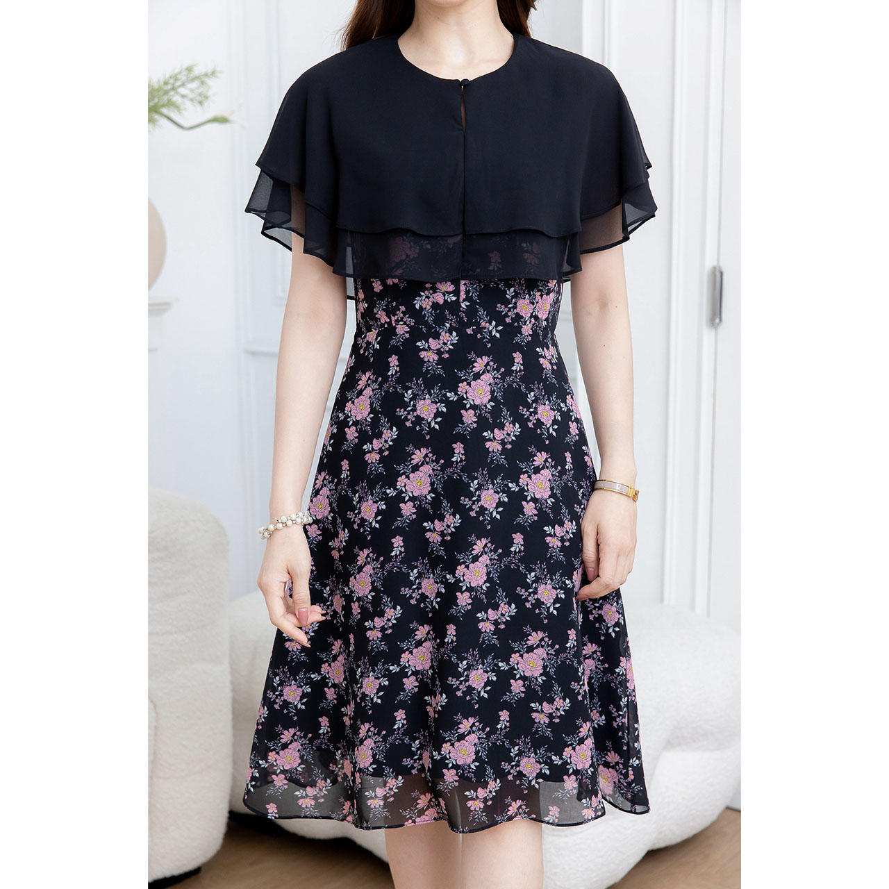 kudapy เดรสสั้นสีดำ/สีเขียว ผ้าชีฟอง ระบายสองชั้น ลายใหม่แพทเทิร์นยอดฮิต สวยพริ้ว ตัวเดรสเป็นชีฟองลายดอกสวย ตัดกับชีฟองสีพื้น