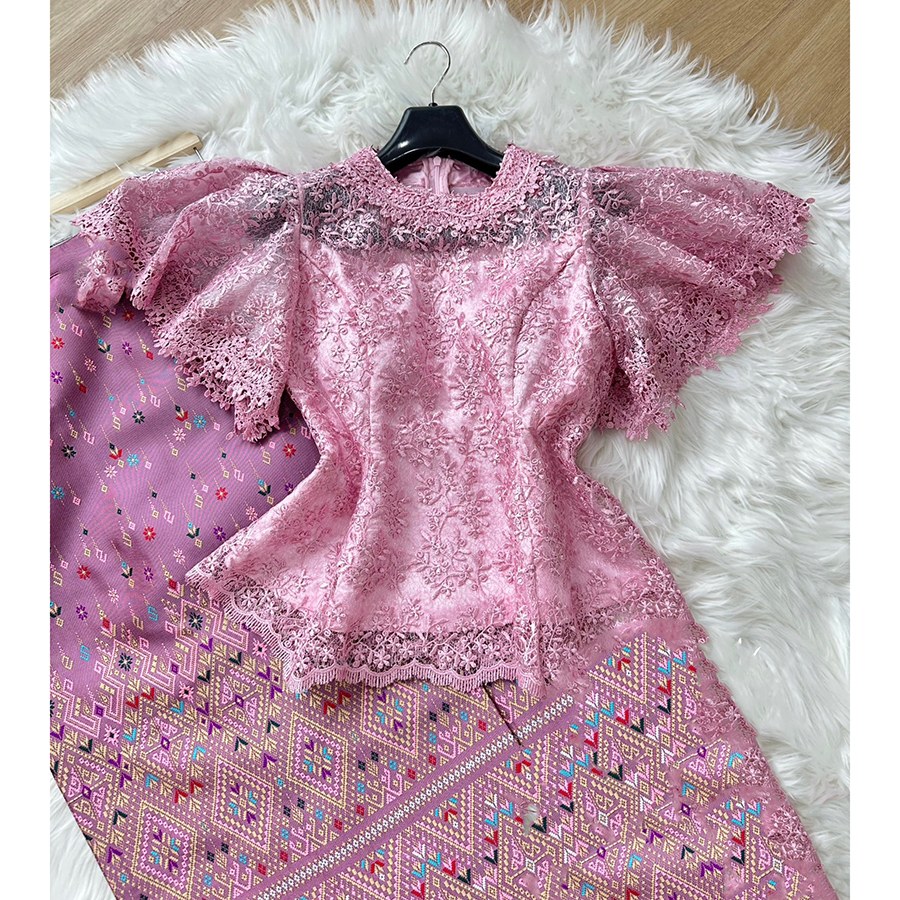 kudapy เสื้อลูกไม้สีขาว สีชมพู เซตเสื้อ+ผ้าถุงทอลายสีชมพู และสีแดง ลูกไม้ใยบวบปักเลื่อมเกรดพรีเมี่ยม แขนระบาย