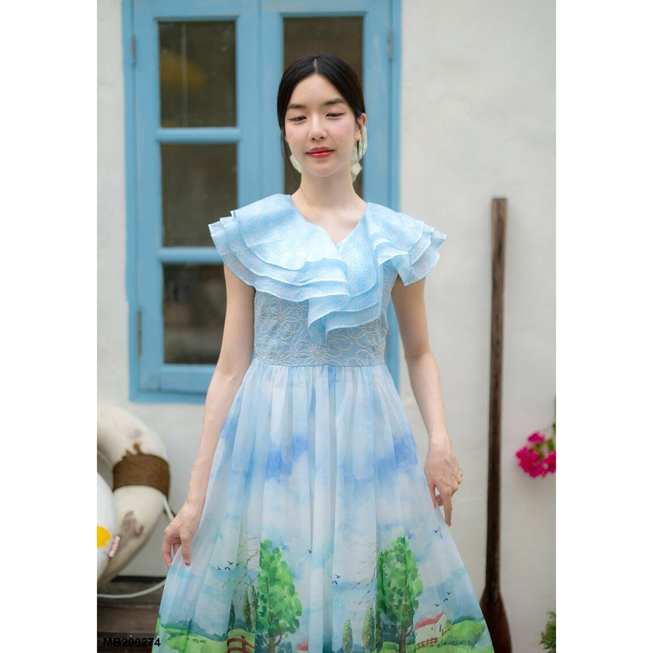 kudapy เดรสยาวสีฟ้า เดรสกระโปรงอัดพลีท แต่งลายสีสัน สวยดูดี