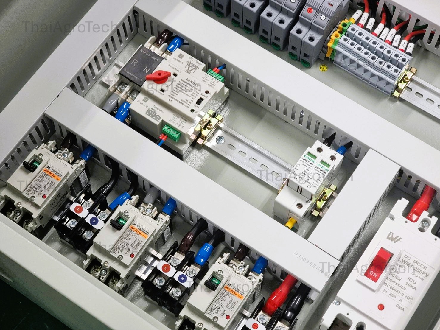 ตู้ไฟ ตู้คอมบายเนอร์ สำหรับระบบโซล่าเซลล์แบบ ออนออฟกริดไฮบริด 4สตริง 3เฟส AC-DC Combiner On/Off-Grid Hybrid 4 String 3Phases
