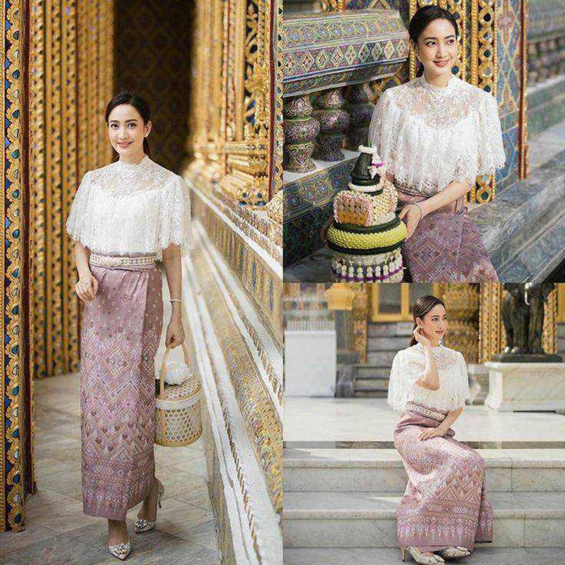 kudapy ชุดไปงานแต่งสีขาว ผ้าถุงสีชมพูอ่อนอมม่วงพิม์ลายตามแบบ เซ็ทเสื้อลูกไม้แต่งแขนระบาย มาคู่กับ กระโปรงลายผ้าไทยสวยมากกกก!!