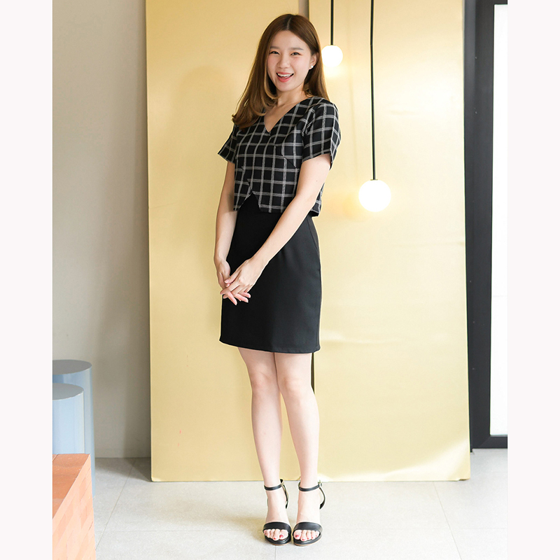 kudapy เดรสสั้นใส่ทำงาน สีเทาอมเขียว/สีดำ/สีเบจ/สีเทา คอวี ซิปหลังใส่ง่าย ผ้าลายตาราง