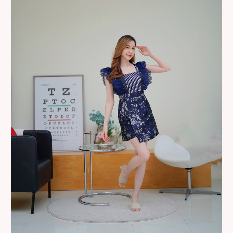 kudapy จั้มสูทขาสั้นสีแดง/สีกรม ป้ายหน้าผ้าทอระบายแขนลูกไม้