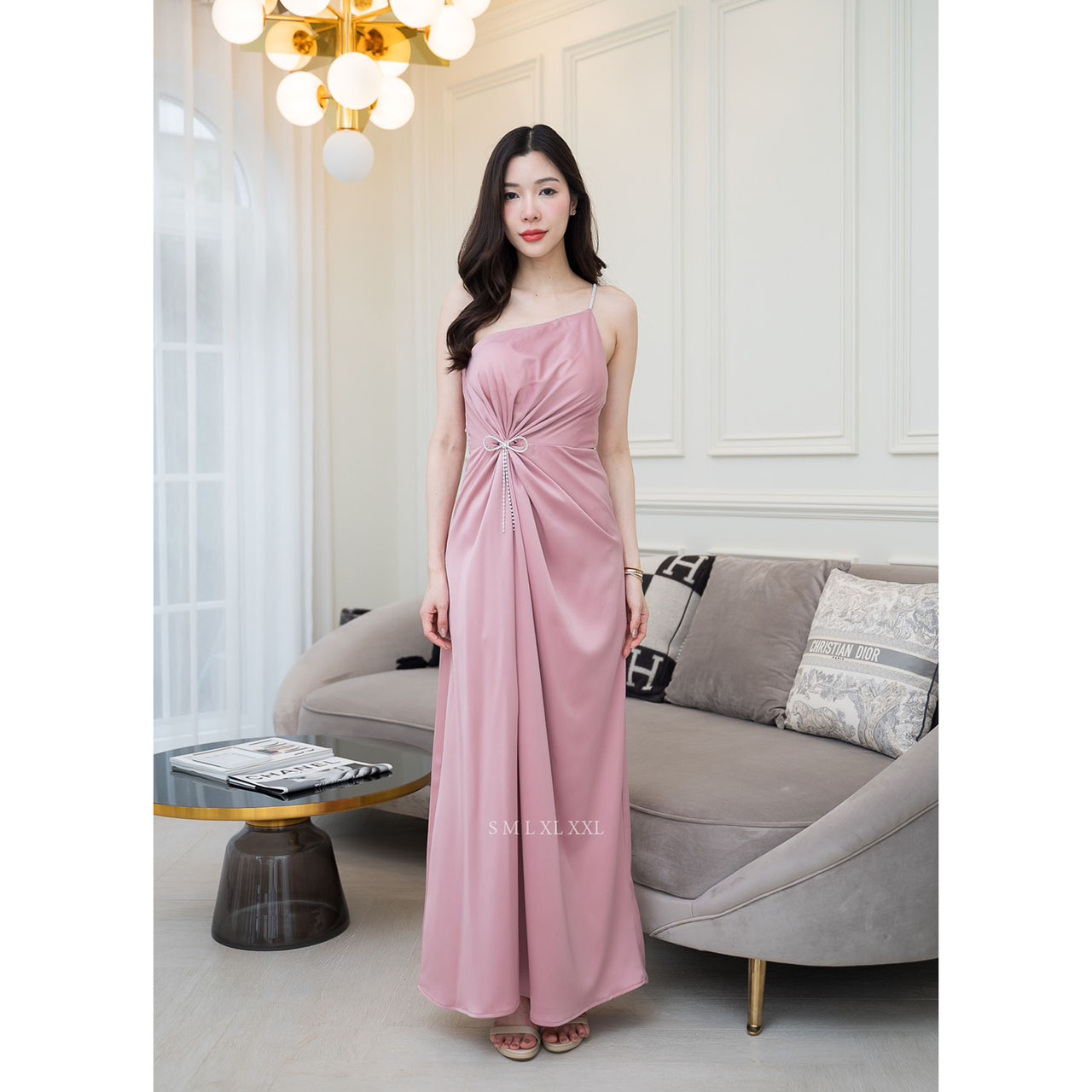 kudapy เดรสยาวสีโอวัลติน/สมิ้นอมฟ้า/สีชมพูกลีบบัว/สีกรม/สีชาเขียว ชุดราตรียาวไหล่เบี่ยงสายเพชรแต่งมัดเอวติดเข็มกลัดเพชรโบว์ งานพรีเมี่ยมผ้าเครปซาติน ซับในเกรดเอ ซิปด้านหลัง สวยหรู