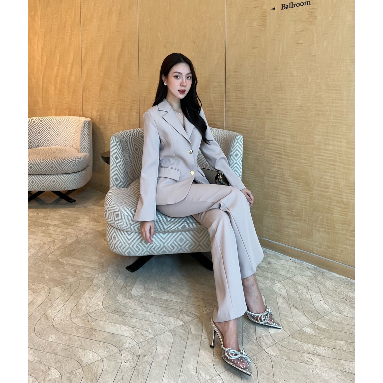 kudapy setsuit เสื้อ+กางเกง ตัวเสื้อแต่งกระดุมทอง 2 เม็ดติดได้ มีซับในทั้งตัว ปลายแขนเสื้อแต่งกระดุมทองเม็ดเล็ก