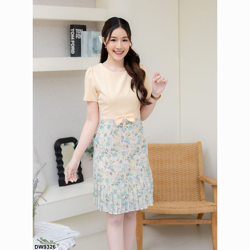 kudapy เดรสสั้นสีชมพู/สีครีม/สีกรม ทำงานช่วงล่างเป็นงานลูกไม้ฉลุ อัดพลีตสวยมากน้า ส่วนบนเป็นผ้าเรียบมินิเกิลมากก สีน่ารัก สุภาพ