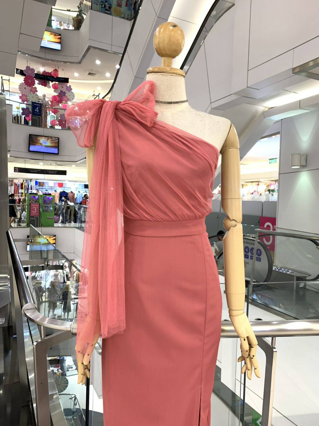 kudapy ชุดราตรียาวสายเดี่ยวแต่งโบว์สีชมพูสด กระโปรงทรงเอ ตีเกร็ดเอว ใส่แล้วเอวคอด พรางแขน พรางสะโพก มากค่ะ