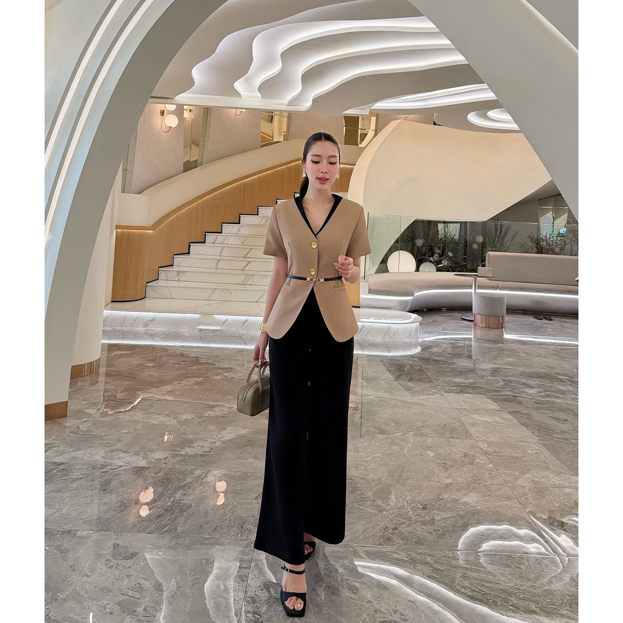 kudapy ชุดทำงานลุคเรียบหรู สไตล์มินิมอล พร้อมดีเทลคอวีเข้ารูปช่วยให้ช่วงคอดูยาวและเรียว