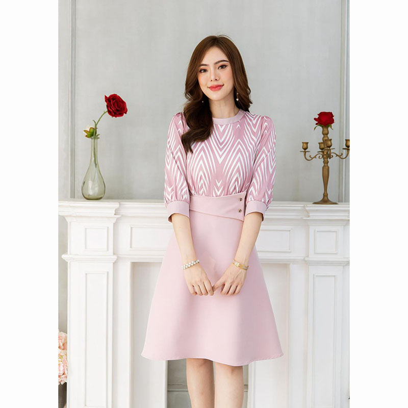 kudapy เดรสสั้นสีชมพู/สีกะปิ ผ้าแจ็คกาด ทรงระบายหางปลา มีดีเทลแต่งกระดุมช่วงอก ช่วงคอเป็นชีฟองจับจีบสวย ใช้ผ้าลูกไม้ช่วงไหล่และแขน