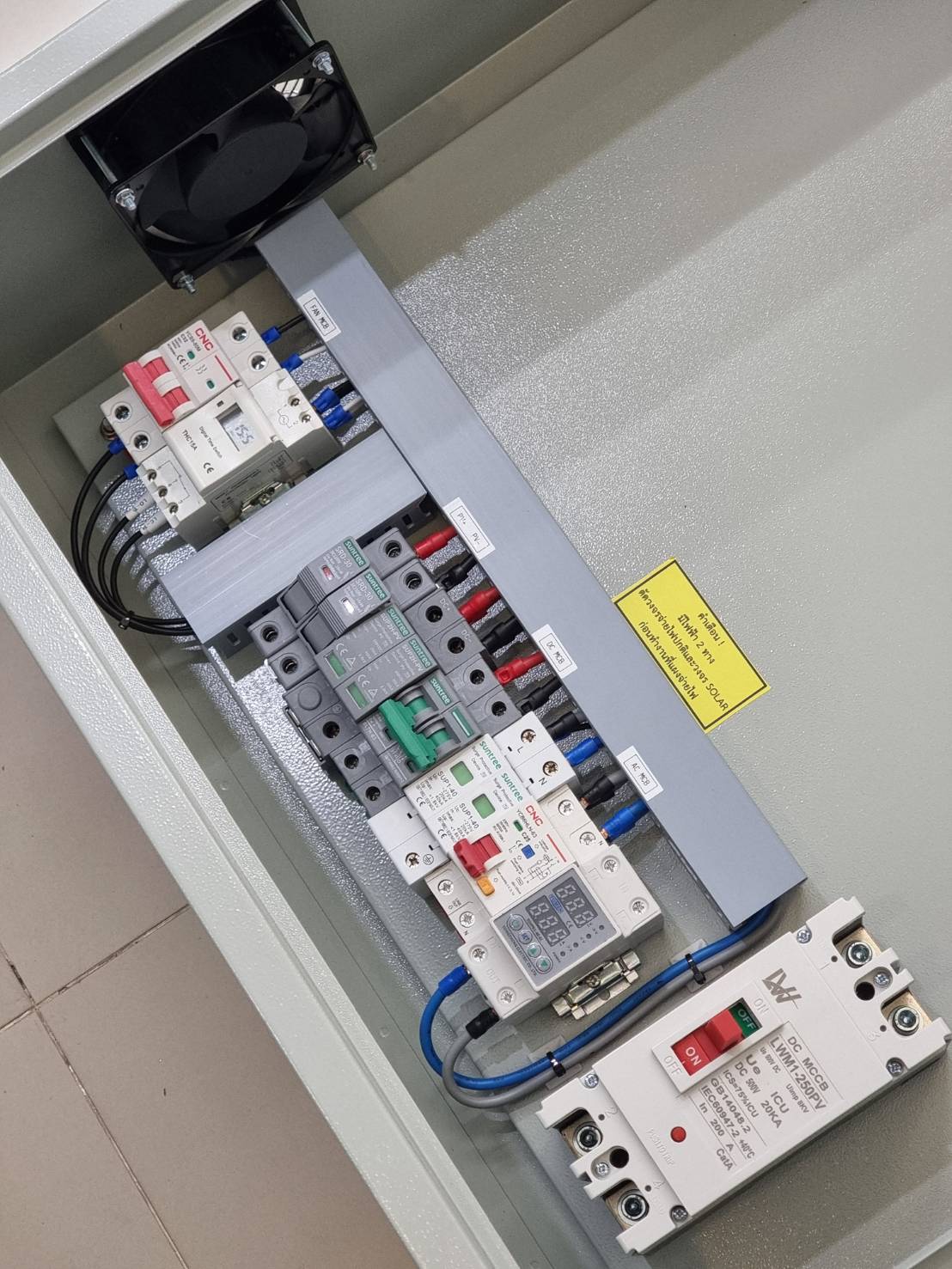 ตู้คอมบายเนอร์ ดีซี 1สตริง 1เฟส พื้นที่ว่างสำหรับติดตั้งอินเวอร์เตอร์ทั้งแบบ ออนกริด ออฟกริด และไฮบริด ติดตั้งพัดลมระบายอากาศ พร้อมเครื่องตั้งเวลา Surge Protector Relay ตัดวงจรไฟฟ้า เมื่อมีไฟรั่ว ไฟดูด ไฟกระแสเกิน AC-DC combiner 1string 1phase