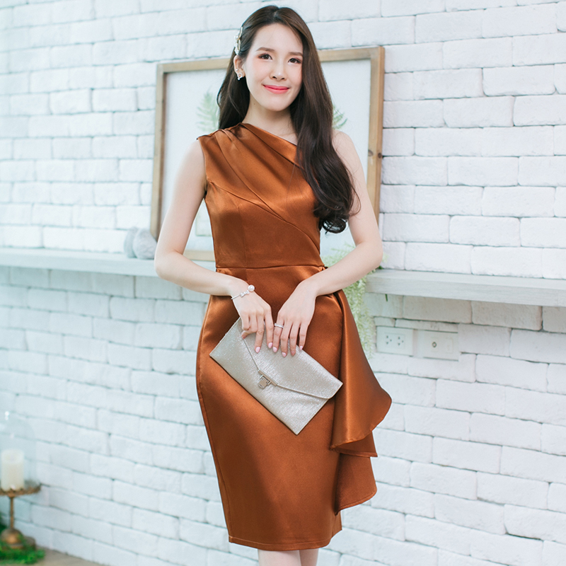 kudapy ชุดราตรีสั้นสีน้ำตาลอิฐ ไหล่เฉียง ทรงเข้ารูป เอวแต่งระบาย