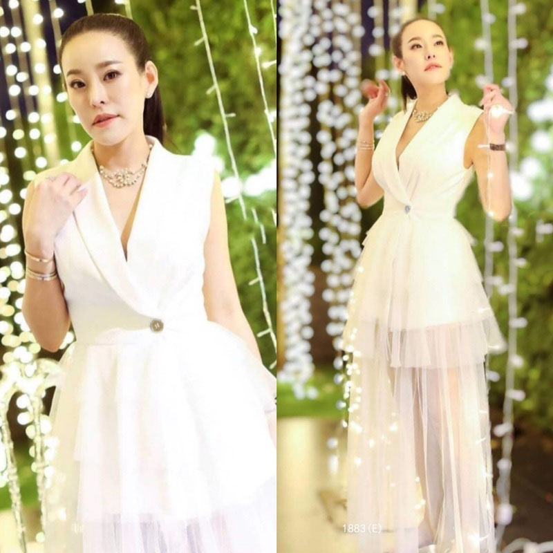 kudapyเดรสสั้นสีขาว สูทแขนกุด แต่งกระดุมหน้าดีเทล ต่อชายผ้าตาข่าย ระบายเป็นชั้นๆ ไล่ระดับ